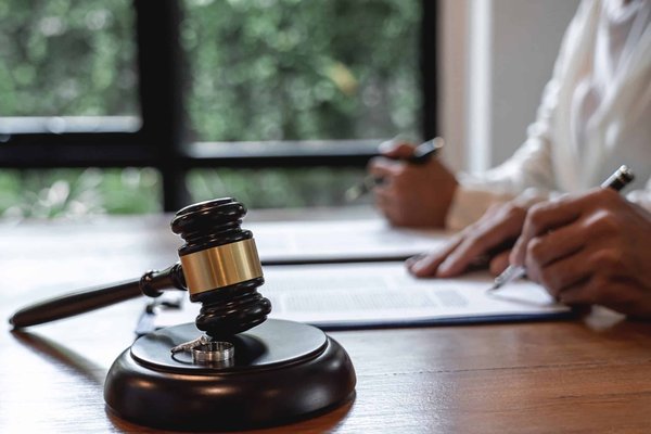 Quelles sont les étapes légales à suivre pour la dissolution volontaire d'une société anonyme (SA) en France ?