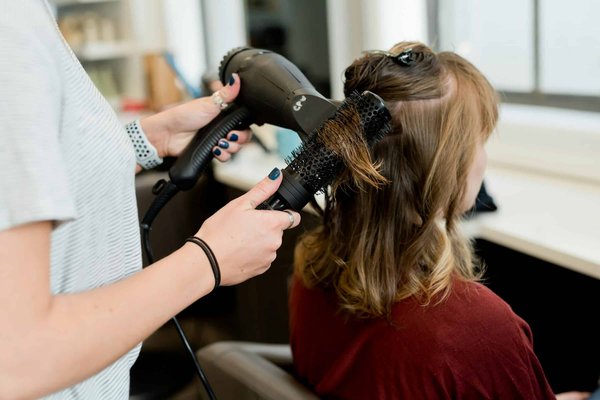 Quelle approche de marketing des médias sociaux est recommandée pour un salon de coiffure haut de gamme?